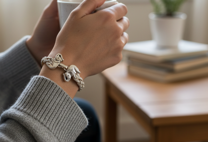 Pulsera de cuero trenzado blanco con elefantes de suerte