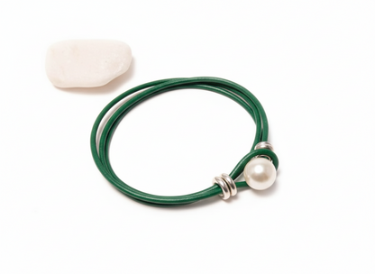 Pulsera doble de cuero negro con perla blanca