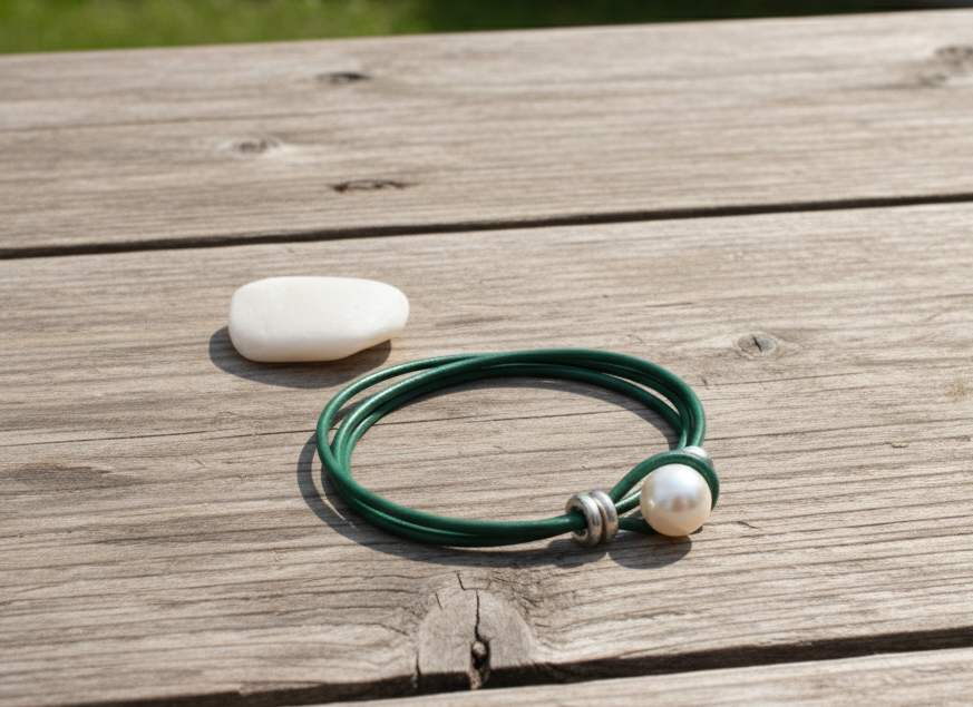 Pulsera doble de cuero negro con perla blanca