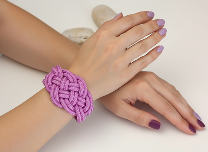 Pulsera macramé de colores malva y morado.