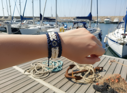 Bracelet de marin bleu et blanc avec gouvernail