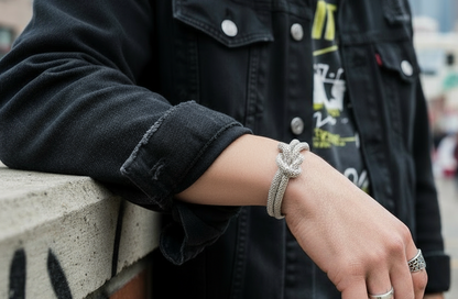 Bracelet tressé avec noeud marin.