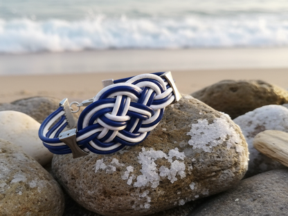 Pulsera con nudo marinero en cuero azul y blanco