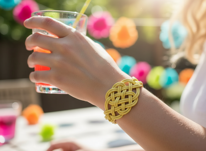 Pulsera de cuero trenzado con nudo celta