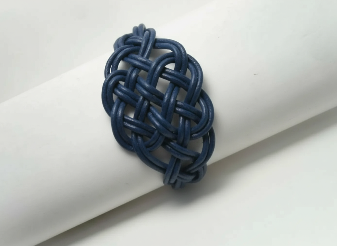 Pulsera de cuero trenzado con nudo celta