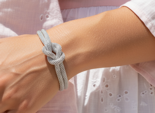 Bracelet tressé avec noeud marin.
