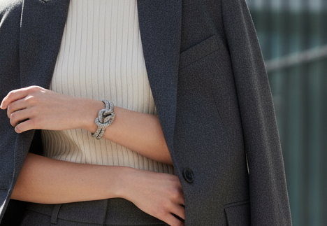 Bracelet tressé avec noeud marin.