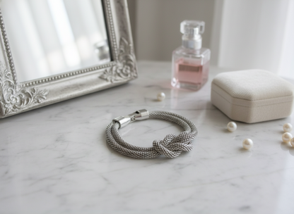 Bracelet tressé avec noeud marin.