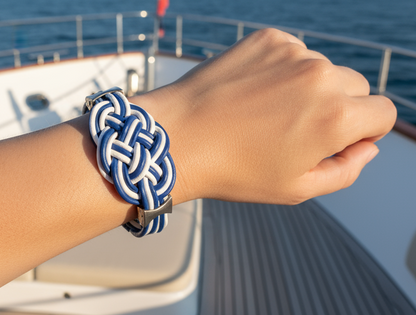 Pulsera con nudo marinero en cuero azul y blanco