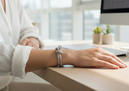 Bracelet tressé avec noeud marin.