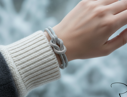 Bracelet tressé avec noeud marin.