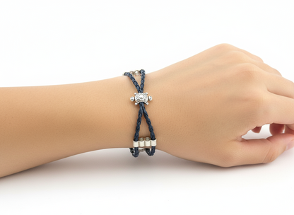 Pulsera de cuero trenzado azul con tortuga de buena suerte