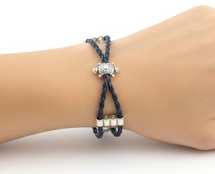 Pulsera de cuero trenzado azul con tortuga de buena suerte