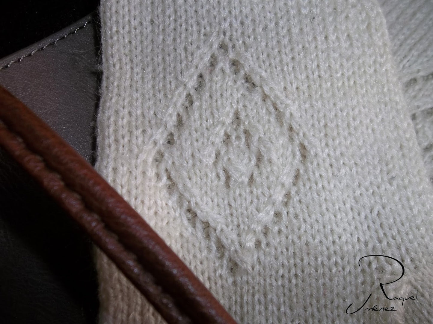 Modèle avec instructions pour tricoter des gants de laine sans couture