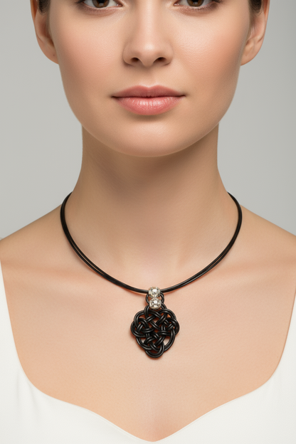 Collier femme en cuir avec pendentif symbole celtique