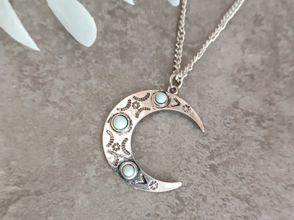 ras-de-cou minimaliste en forme de lune avec turquoise