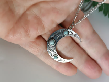 ras-de-cou minimaliste en forme de lune avec turquoise