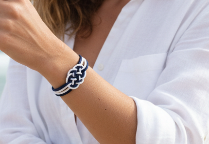 Pulsera con nudo marinero azul estilo náutico