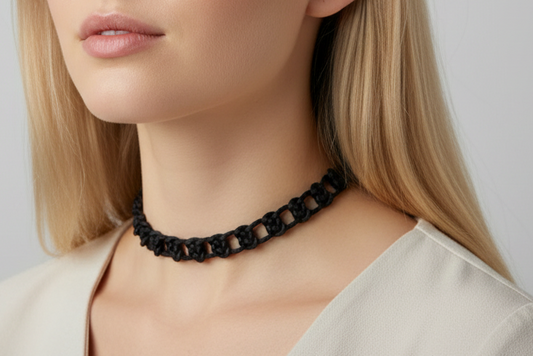 Collar choker con nudos infinitos de cuero