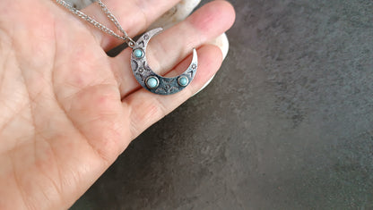 ras-de-cou minimaliste en forme de lune avec turquoise