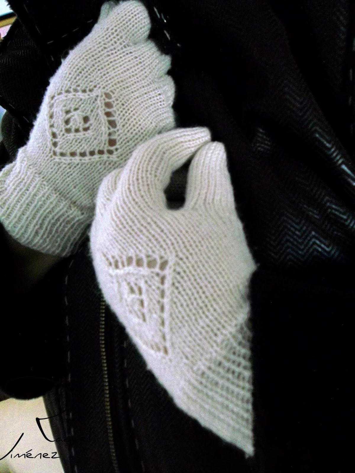 Modèle avec instructions pour tricoter des gants de laine sans couture