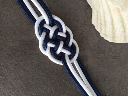 Pulsera con nudo marinero azul estilo náutico