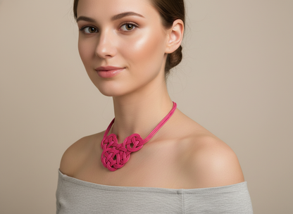 collar de cuero con nudos