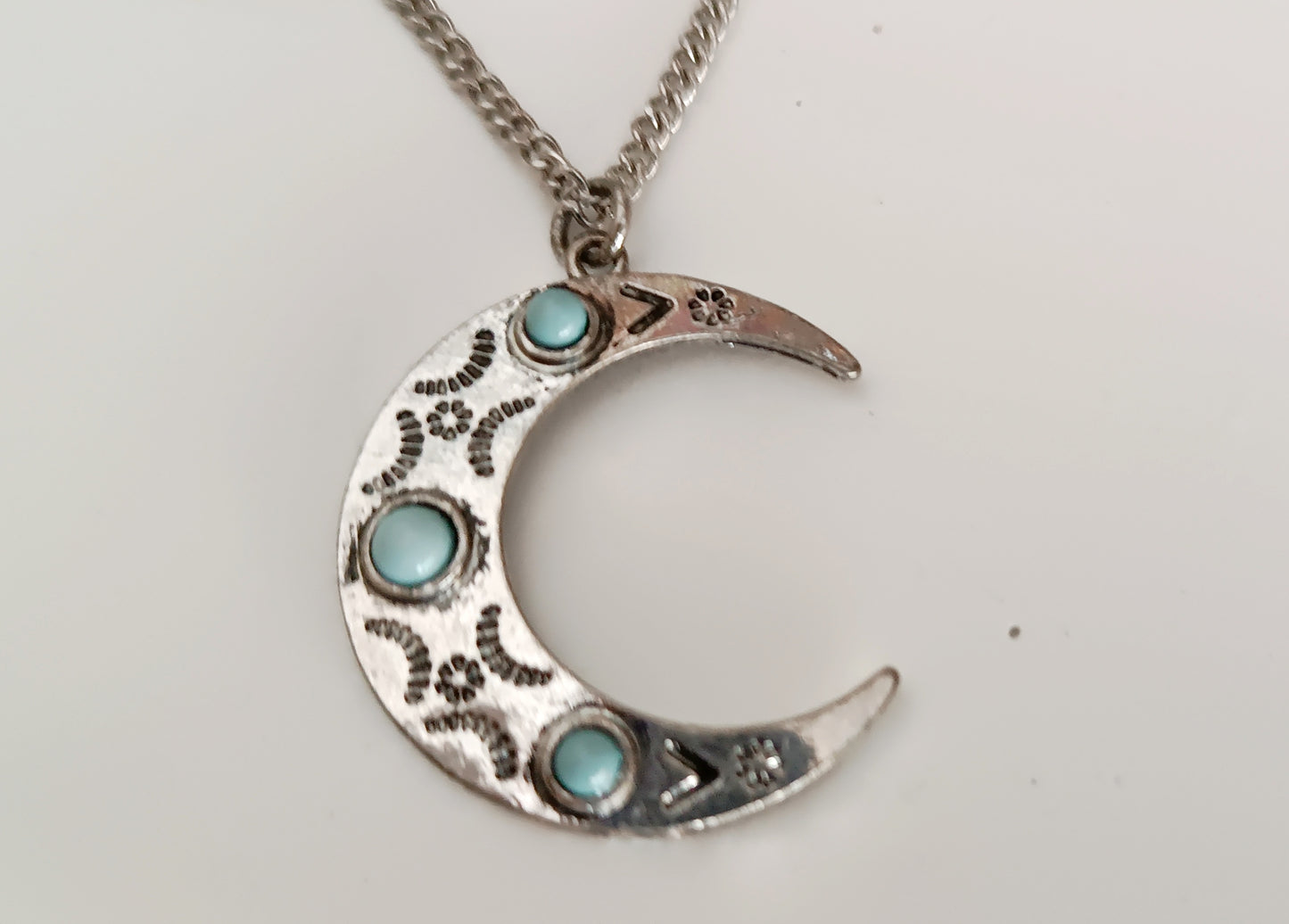 ras-de-cou minimaliste en forme de lune avec turquoise