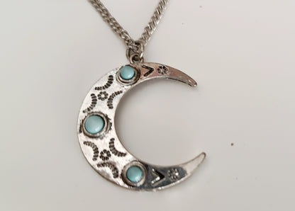 ras-de-cou minimaliste en forme de lune avec turquoise