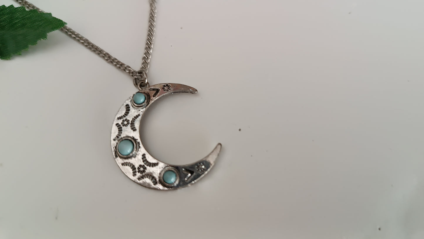 ras-de-cou minimaliste en forme de lune avec turquoise