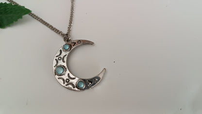 ras-de-cou minimaliste en forme de lune avec turquoise