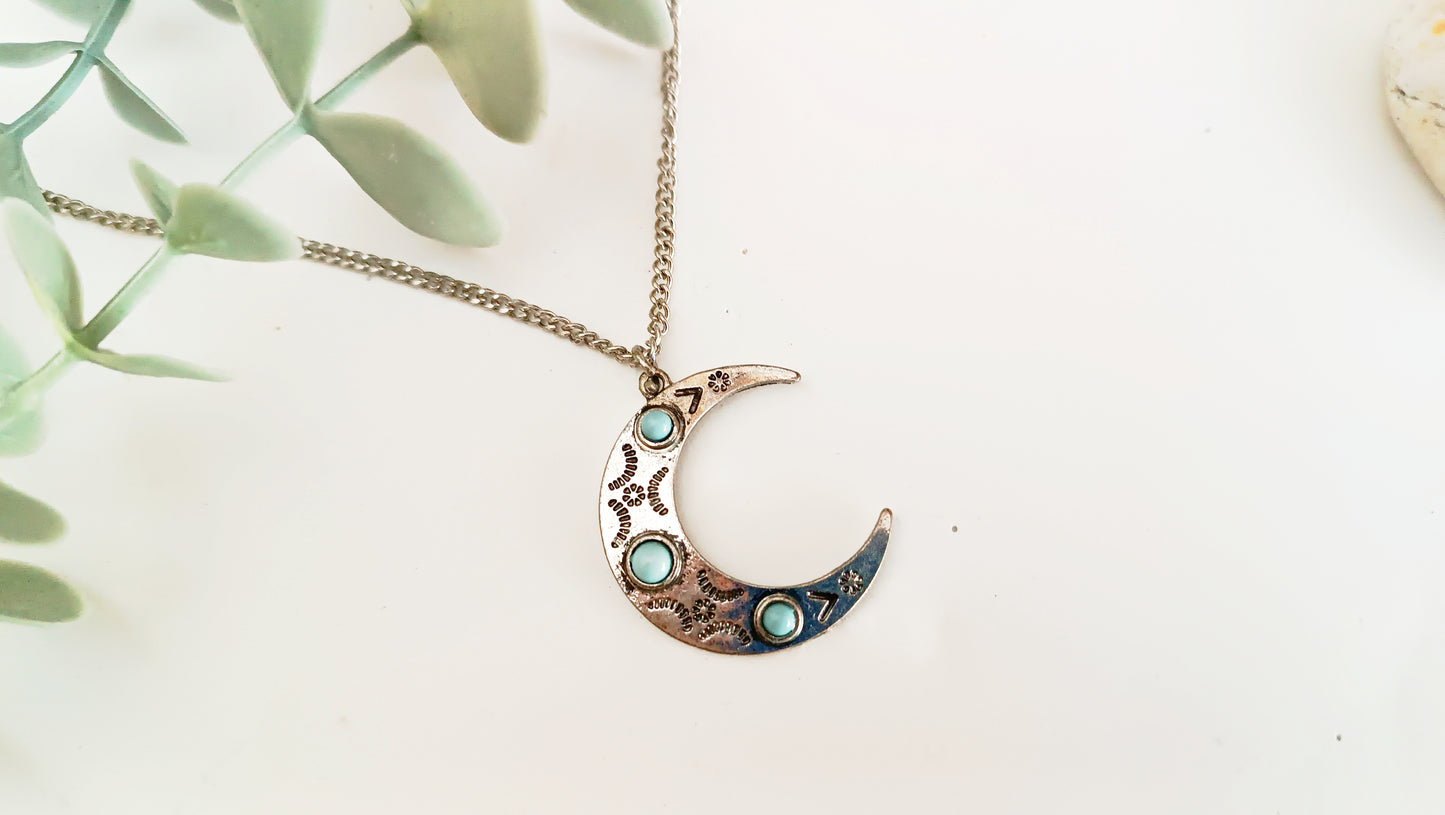 ras-de-cou minimaliste en forme de lune avec turquoise