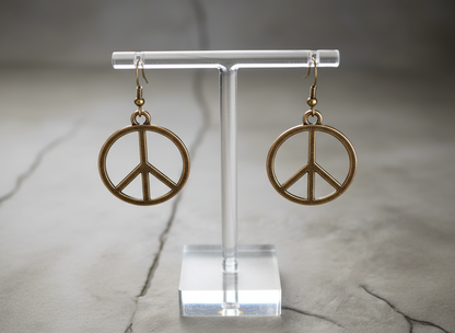 Pendientes con diseño del icónico símbolo de la paz, representando armonía y tranquilidad