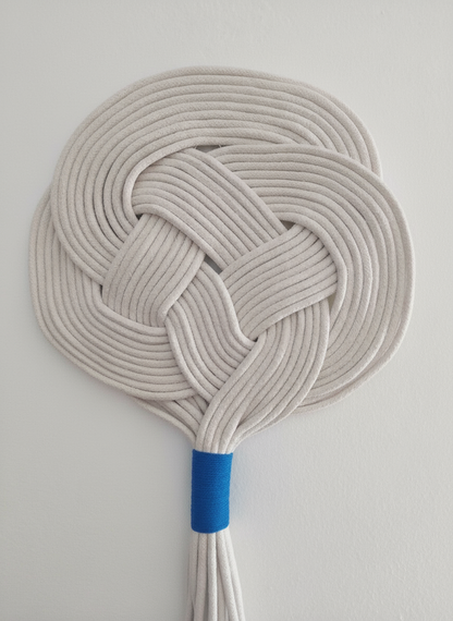 Tapiz de macramé para decoración de pared en color arena y  toques de azul