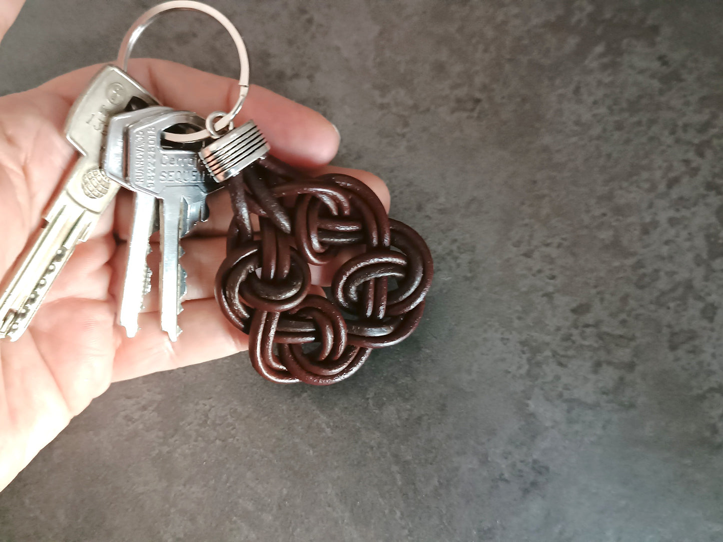Leather keychain with Celtic knot of fatherhood.