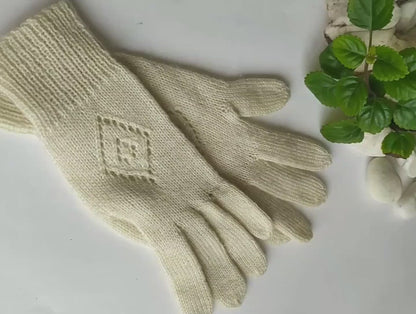 Patrón con instrucciones para tejer guantes de lana sin costuras