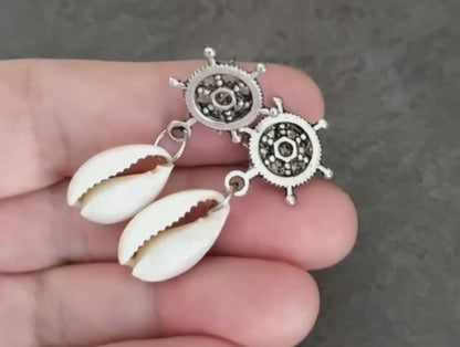 Earring with seashell and rudder