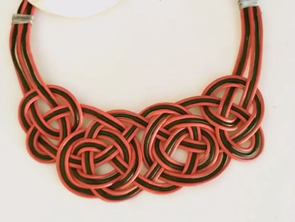 Collar de nudos trenzados en cuero rojo y negro