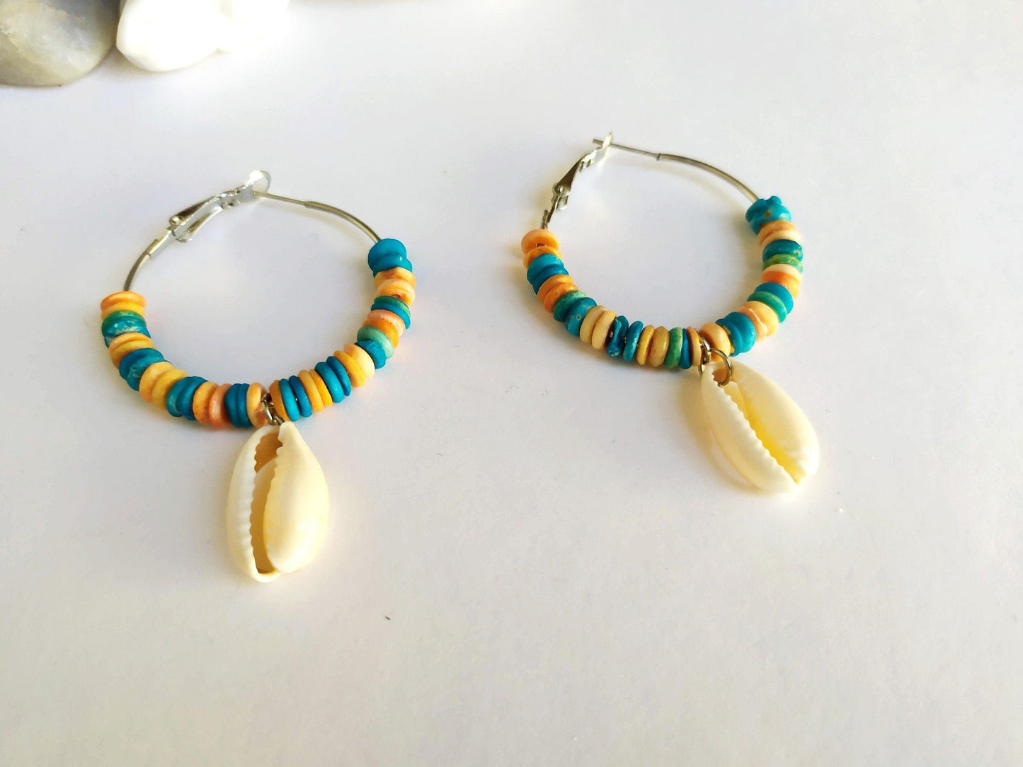 Aros  con caracolas marinas y nácar turquesa y coral