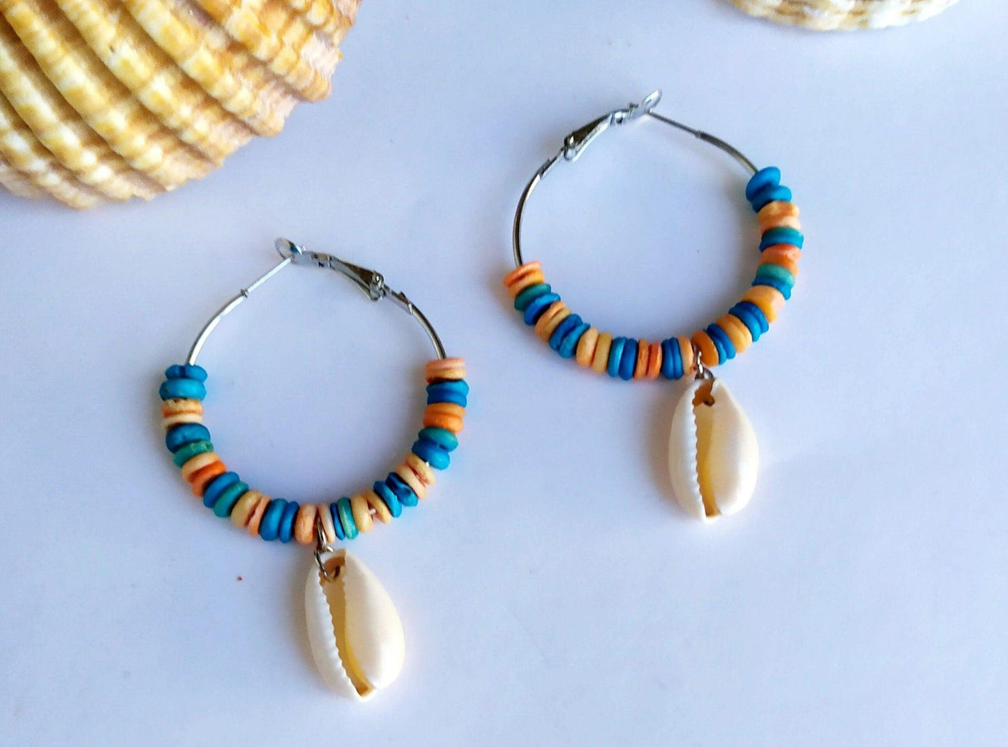 Aros con conchas marinas y nácar turquesa y coral