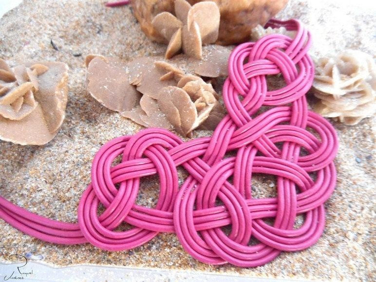 Collar de cuero con nudos 