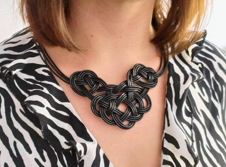 Collar de cuero con nudos celtas