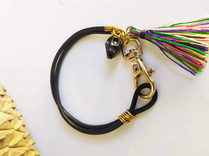 Bracelet cuir noir tête de mort avec pompon multicolore