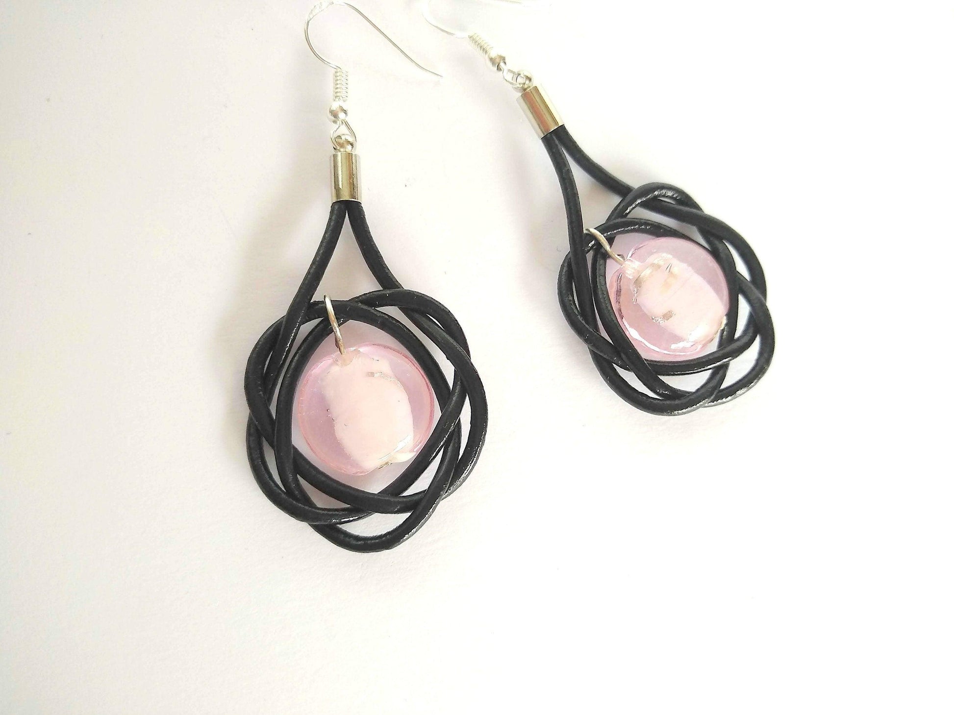 Pendientes cuero de nudos celtas y cristal rosa