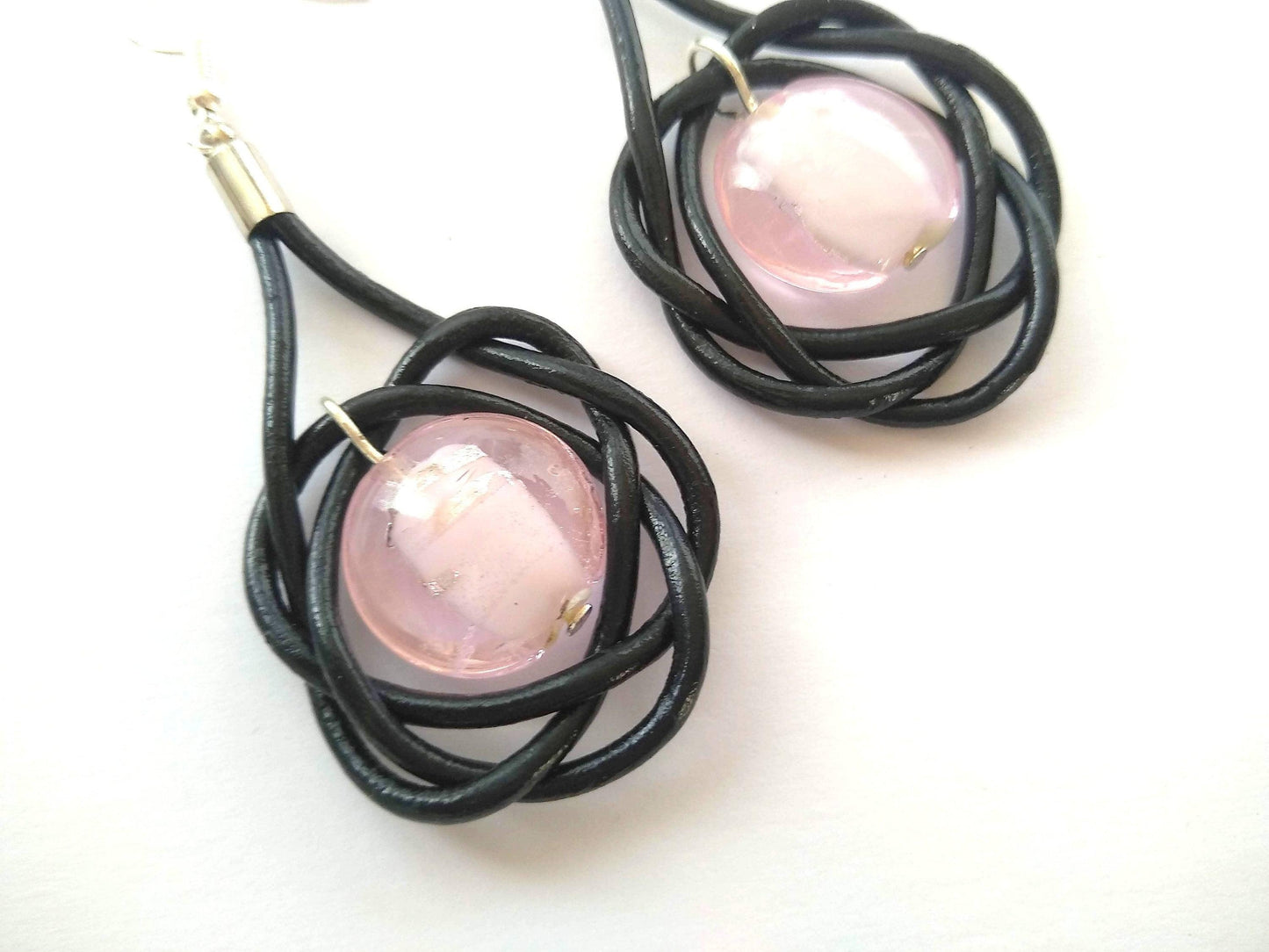 Pendientes largos de cuero negro y plata
