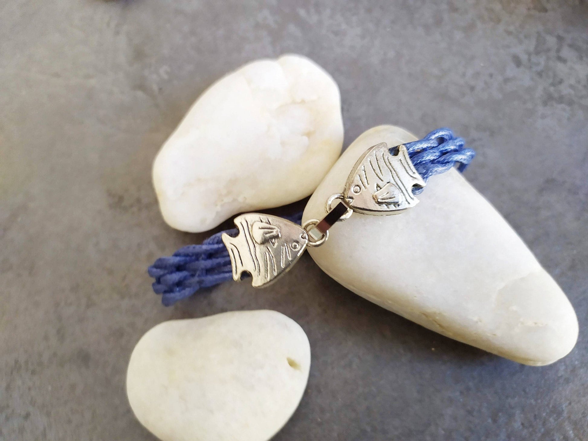 Pulsera trenzada de estilo marinero en azul con cierre pez