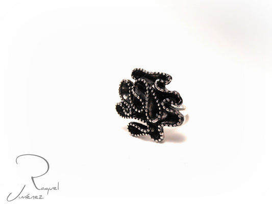 anillo plata y negro flor rizada