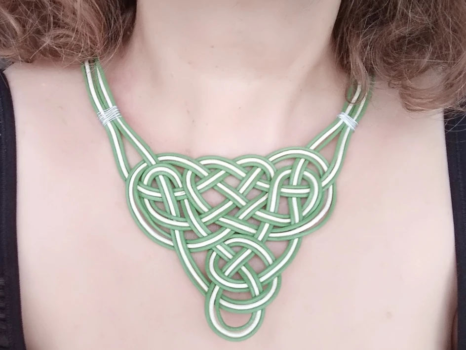 collae de macramé con nudos celtas. Raquel Jimenez Artesanía