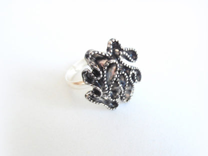 anillo plata y negro flor rizada