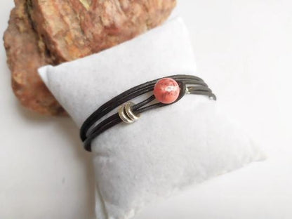 Pulsera única de cuero negro  y coral rojo de dos vueltas